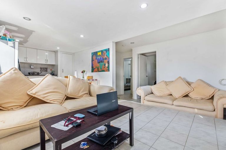 Photo of property in 1/10 Bishop Street, Green Bay, Auckland, 0604