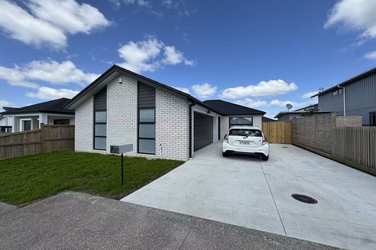 Photo of property in 10 Enchantment Lane, Karaka, 2113