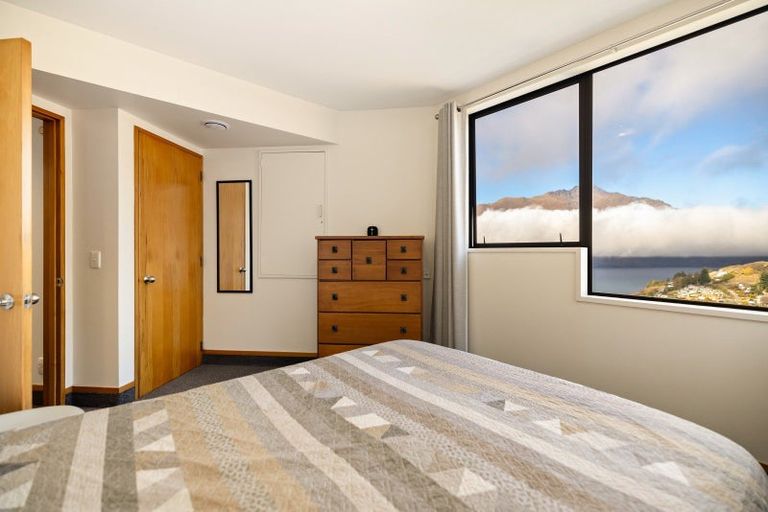 Photo of property in 110b Wynyard Crescent, Fernhill, Queenstown, 9300