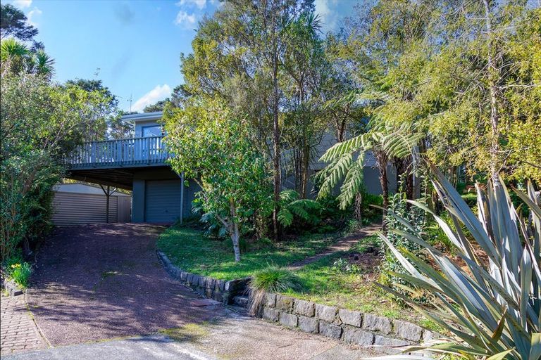Photo of property in 9 Onedin Place, Titirangi, Auckland, 0604