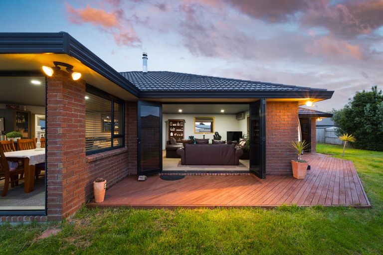 Photo of property in 12 Walnut Grove, Kelvin Grove, Palmerston North, 4414