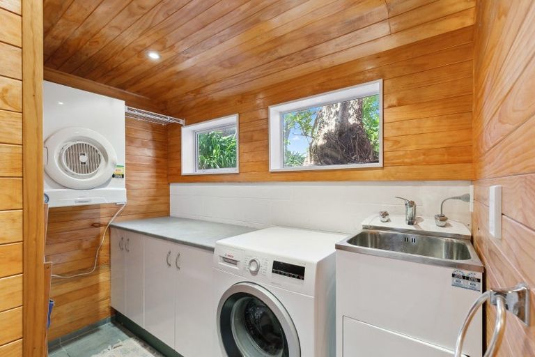 Photo of property in 3 Countess Close, Maupuia, Wellington, 6022