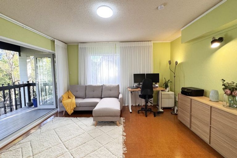 Photo of property in 8 Langstone Place, Chatswood, Auckland, 0626