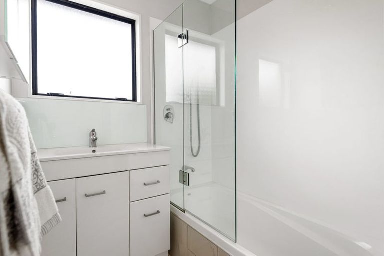 Photo of property in 4/10 Heathglen Place, Bayview, Auckland, 0629