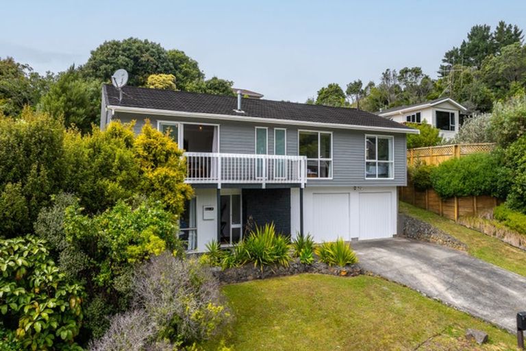 Photo of property in 18 Greyfriars Crescent, Tawa, Wellington, 5028