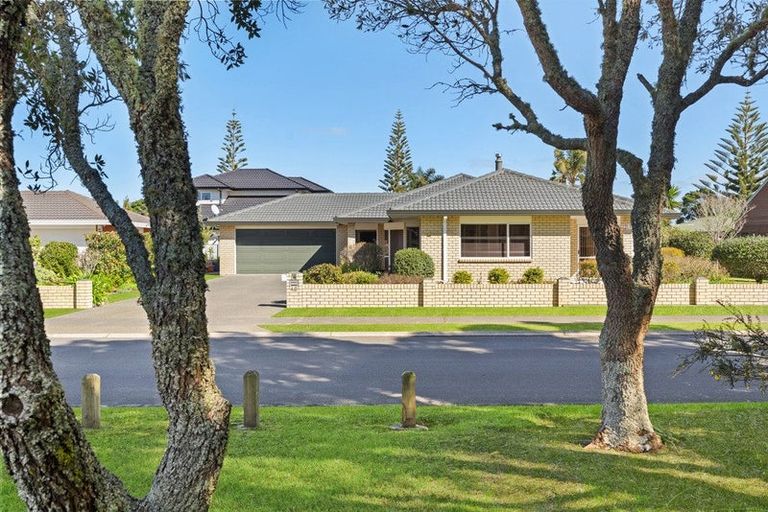 Photo of property in 40 Settlers Grove, Orewa, 0931
