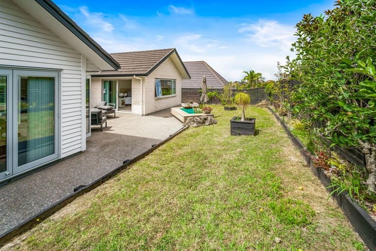 Photo of property in 32 Corricvale Way, Northcross, Auckland, 0630