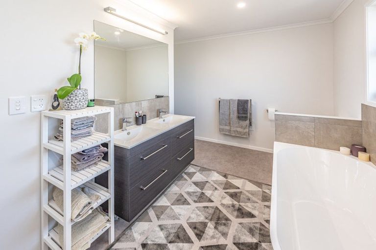 Photo of property in 31 Golf Vue Place, Castlecliff, Whanganui, 4501