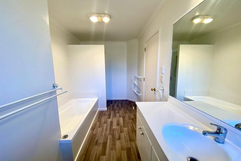 Photo of property in 12 Woodcroft Way, Pukekohe, 2120