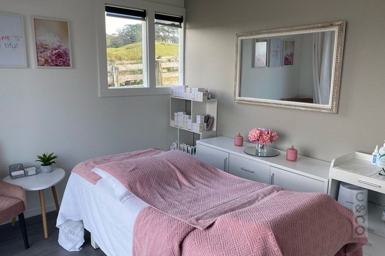 Photo of property in 206 Waitakere Road, Waitakere, Henderson, 0782