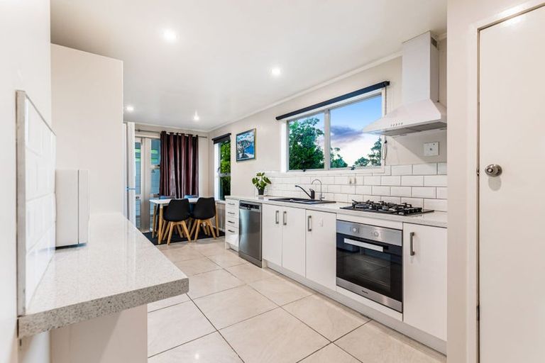 Photo of property in 2 Kilcar Place, Massey, Auckland, 0614