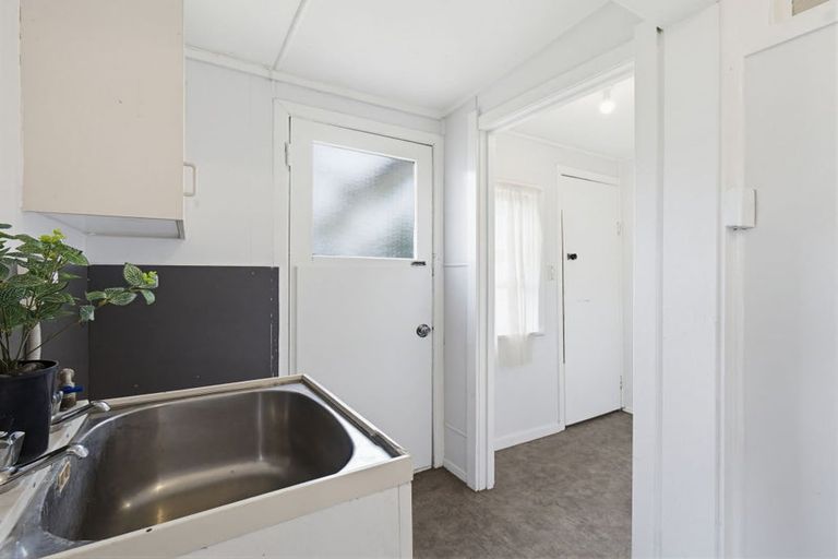 Photo of property in 4 Ashton Terrace, Castlecliff, Whanganui, 4501