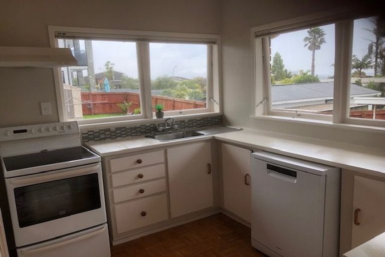 Photo of property in 2/13 Dakota Avenue, Beach Haven, Auckland, 0626