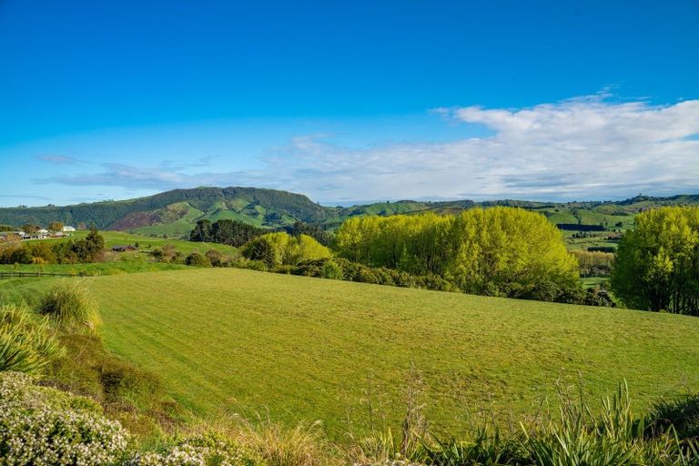 Photo of property in 1 Taumata Rise, Acacia Bay, 3385