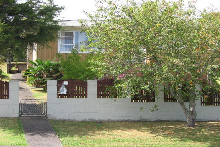 Photo of property in 66 La Rosa Street, Green Bay, Auckland, 0604