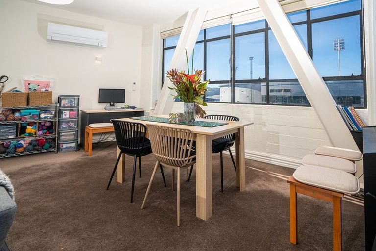 Photo of property in Endeavour Apartments, 10/125 Thorndon Quay, Pipitea, Wellington, 6011
