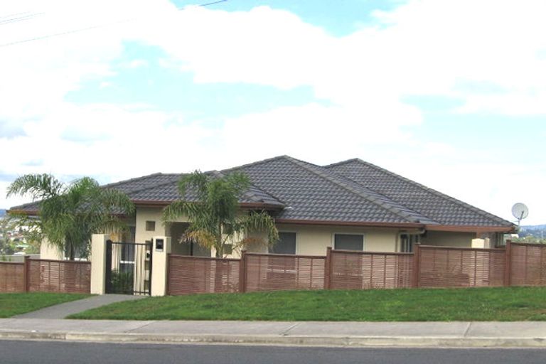 Photo of property in 143 Luckens Road, West Harbour, Auckland, 0618