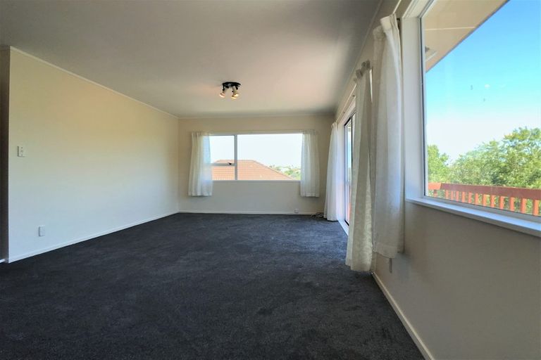 Photo of property in 1/8 Strabo Place, Windsor Park, Auckland, 0632