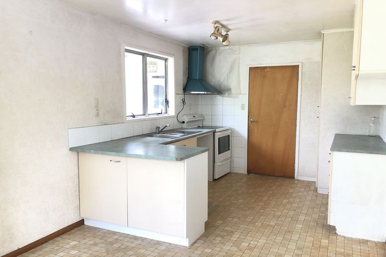 Photo of property in 3 Tahu Crescent, Sunnynook, Auckland, 0620