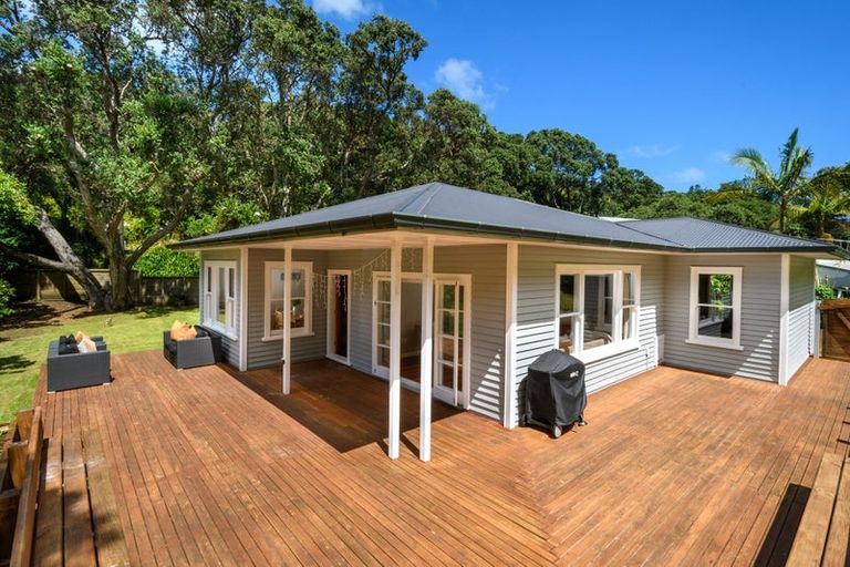 Photo of property in 379 Motutara Road, Muriwai, Waimauku, 0881