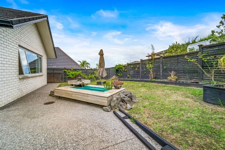 Photo of property in 32 Corricvale Way, Northcross, Auckland, 0630