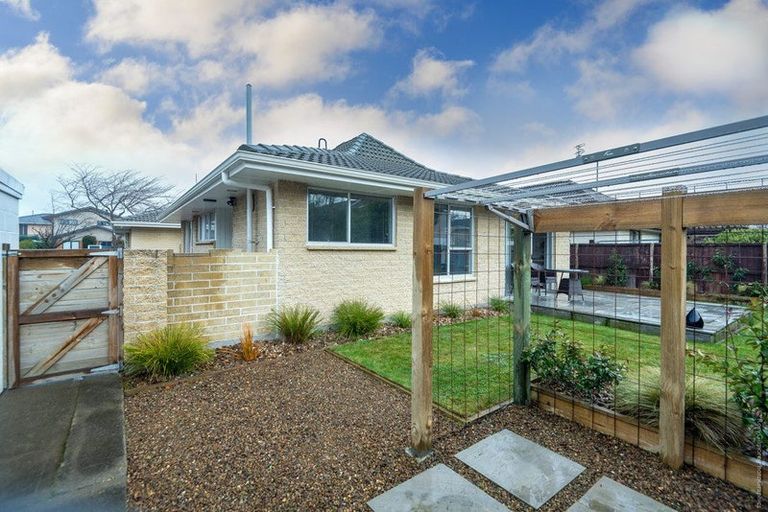 Photo of property in 16b Broadfell Avenue, Avonhead, Christchurch, 8042
