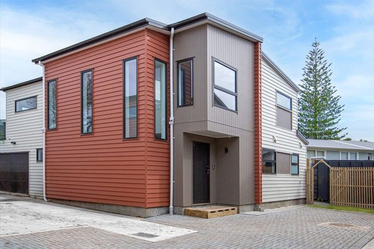 Photo of property in 41 Golf Road, New Lynn, Auckland, 0600