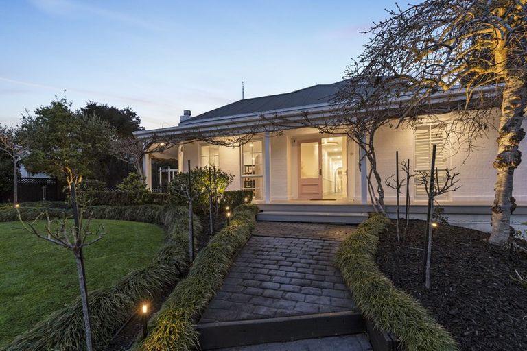 Photo of property in 1 Almond Grove, Greenhithe, Auckland, 0632