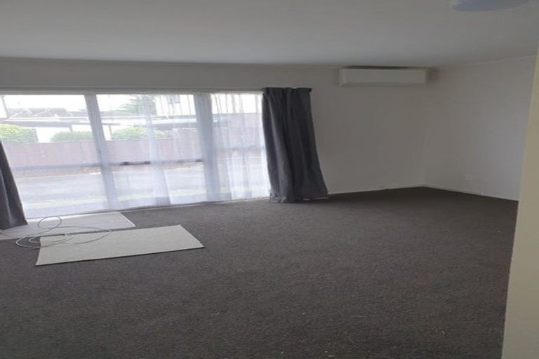 Photo of property in 1/11 Challen Close, Conifer Grove, Takanini, 2112