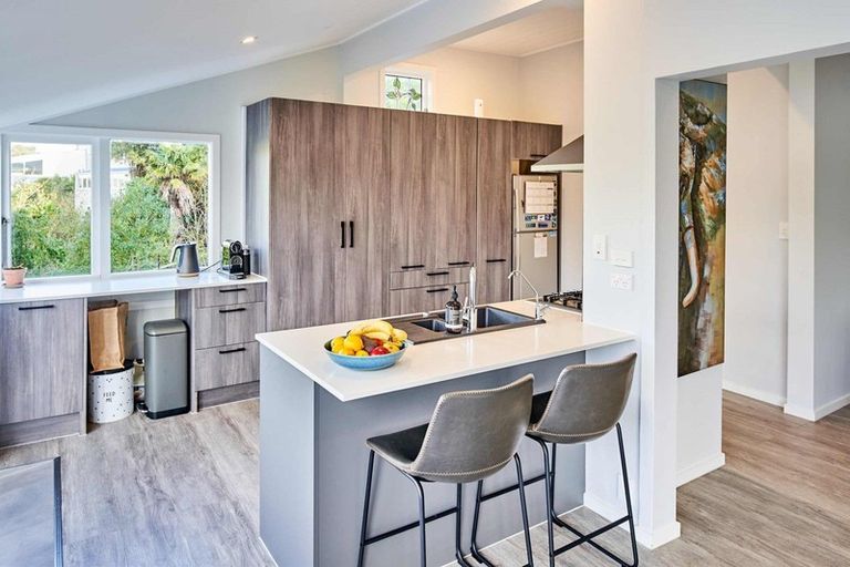 Photo of property in 28 Seaview Road, Paremata, Porirua, 5024