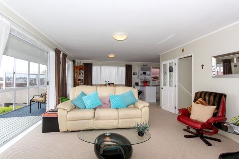 Photo of property in 2/498 Devon Street East, Strandon, New Plymouth, 4312