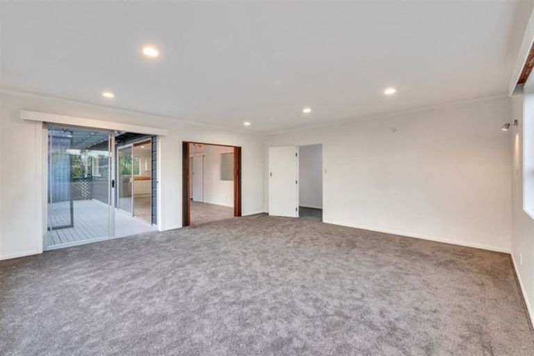 Photo of property in 49 Roberts Road, Matakatia, Whangaparaoa, 0930