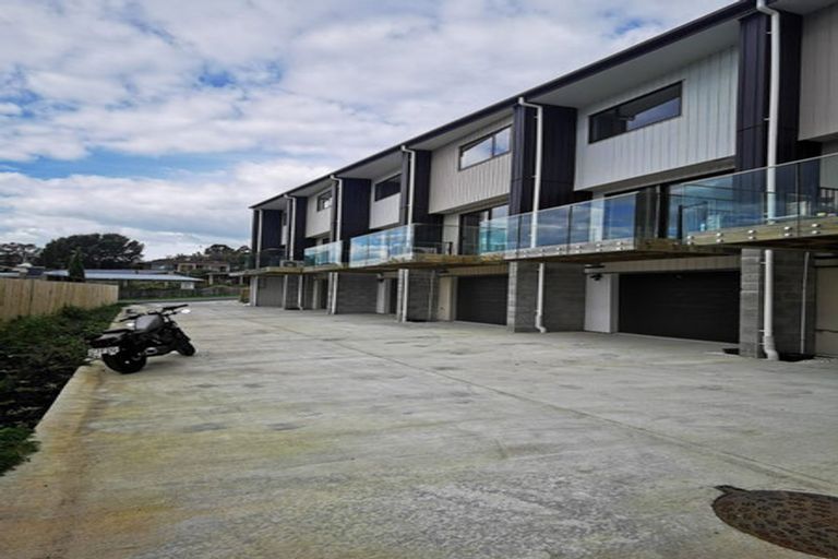 Photo of property in 150b Chivalry Road, Glenfield, Auckland, 0629