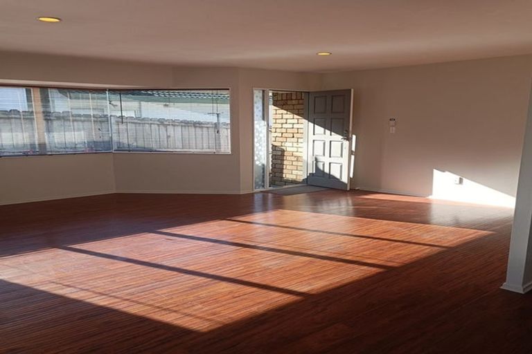 Photo of property in 3/166 Bradbury Road, Botany Downs, Auckland, 2010