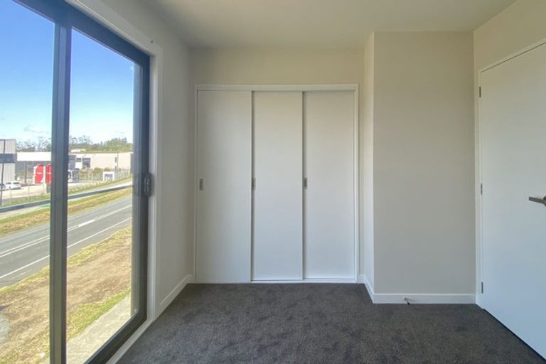 Photo of property in 2/86 Fred Taylor Drive, Westgate, Auckland, 0814