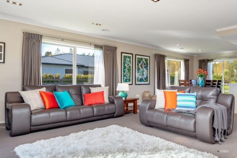 Photo of property in 14 Jade Crescent, Timberlea, Upper Hutt, 5018