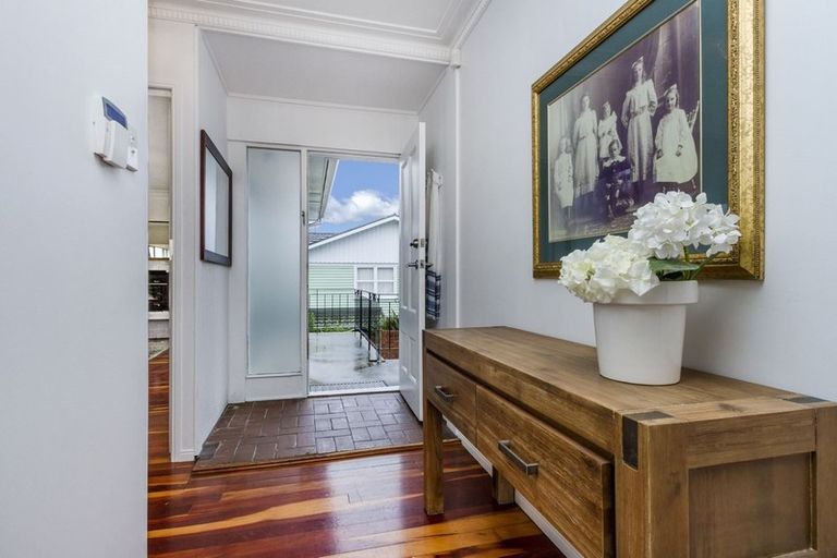 Photo of property in 42 Lynden Avenue, Hillcrest, Auckland, 0627