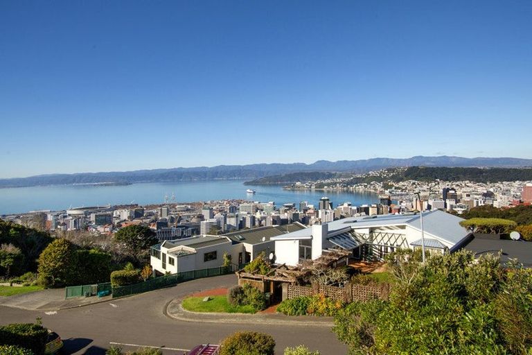 Photo of property in 5 Mataroa Avenue, Northland, Wellington, 6012