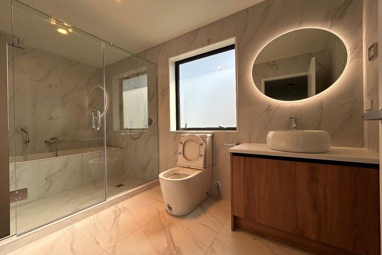 Photo of property in 215a Forrest Hill Road, Forrest Hill, Auckland, 0620