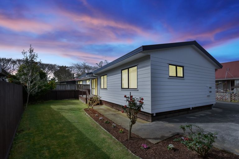 Photo of property in 2/10 Carnoustie Drive, Wattle Downs, Auckland, 2103