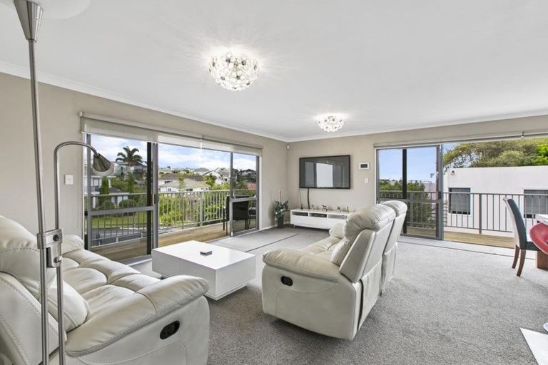 Photo of property in 62 Lagoon Way, West Harbour, Auckland, 0618