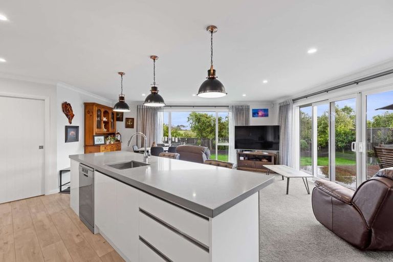 Photo of property in 69 Johnstone Drive, Fitzherbert, Palmerston North, 4410