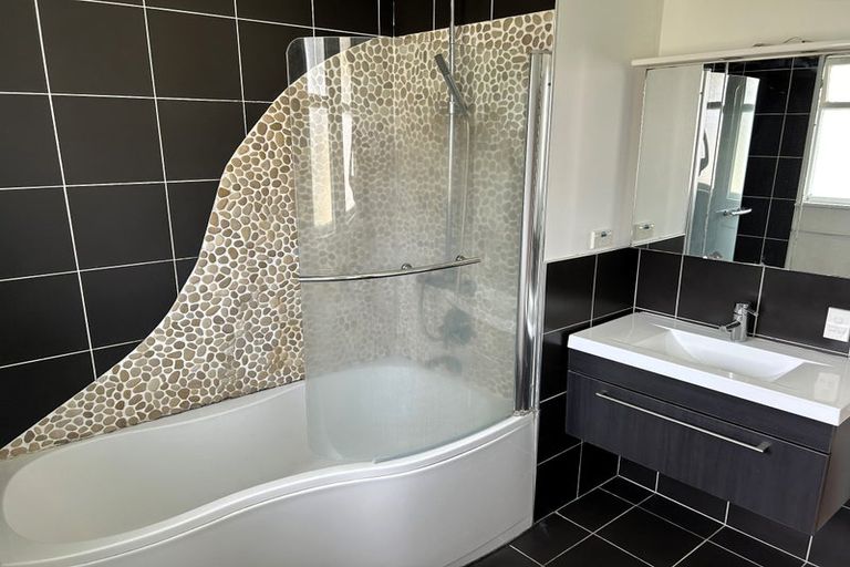 Photo of property in 19 Miro Street, Merrilands, New Plymouth, 4312