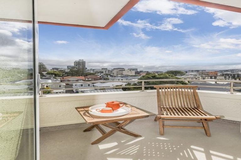Photo of property in Winslow Apartments, 12/2 Ohiro Road, Aro Valley, Wellington, 6021
