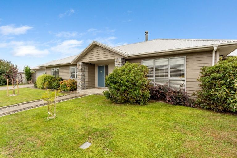 Photo of property in 16 Barry Curtis Place, Levin, 5510