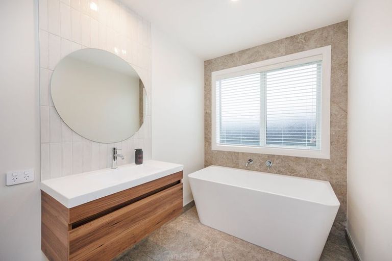 Photo of property in 6 Solitude Crescent, Kelvin Grove, 4414