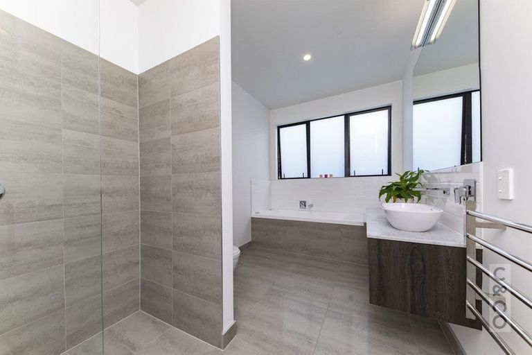 Photo of property in 28 Pohutukawa Parade, Riverhead, 0820