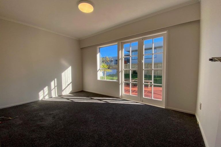 Photo of property in 92 Ravenwood Drive, Forrest Hill, Auckland, 0620