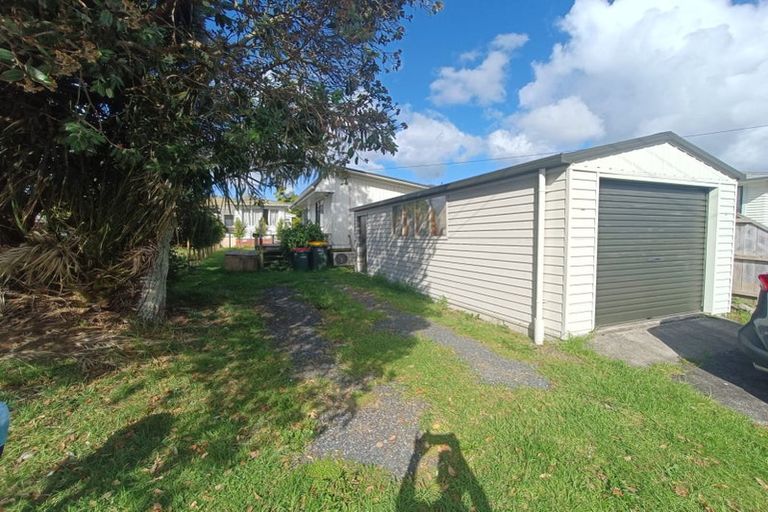 Photo of property in 3 Hurley Place, Kelston, Auckland, 0602