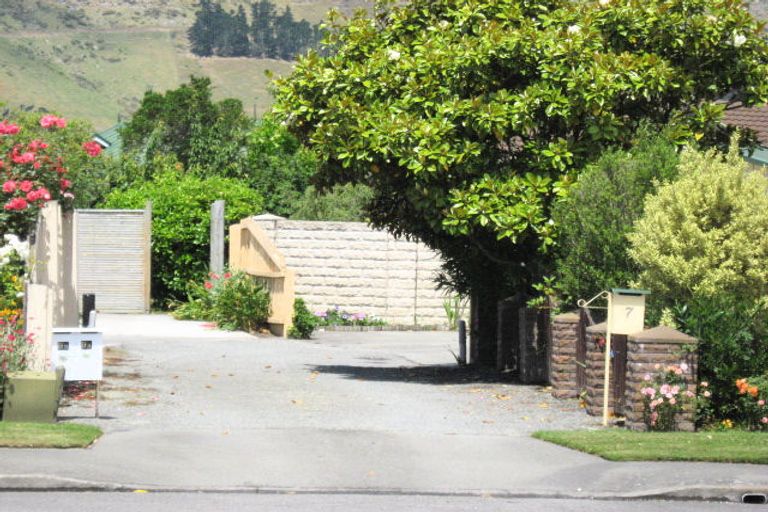 Photo of property in 7 Warner Place, Heathcote Valley, Christchurch, 8022